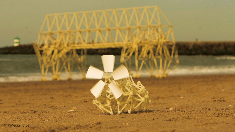 ミニチュア組み立てキット「テオ・ヤンセンのミニビースト」とテオ・ヤンセンのストランドビーストの写真